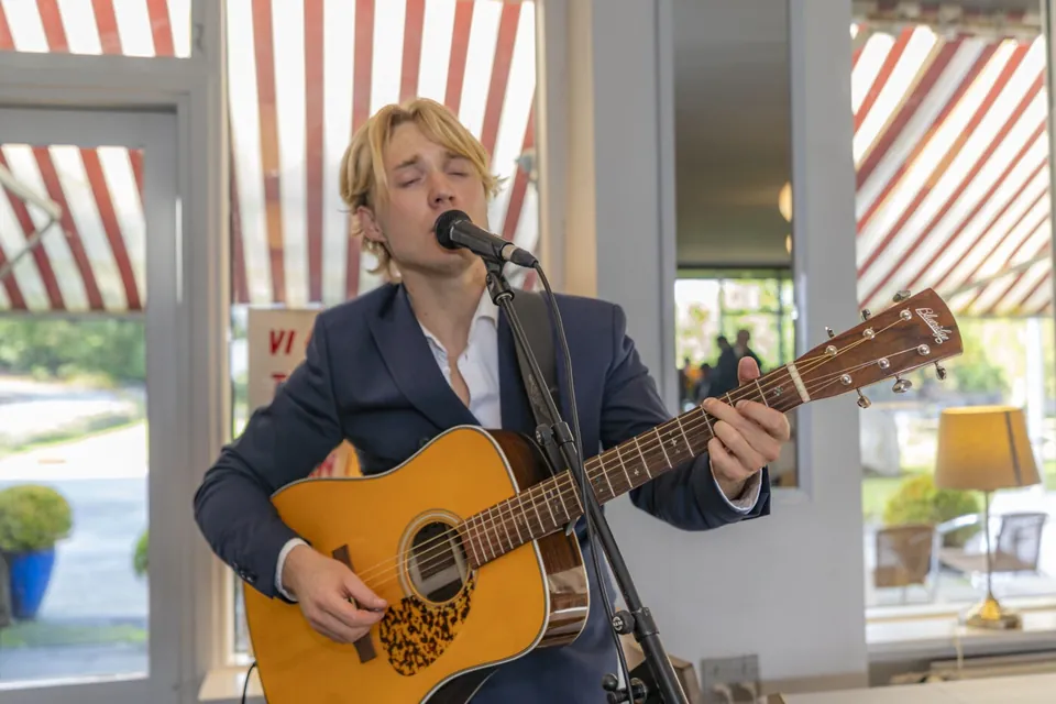 Oscar Jønsson spiller til bryllup på Himmelbjerget